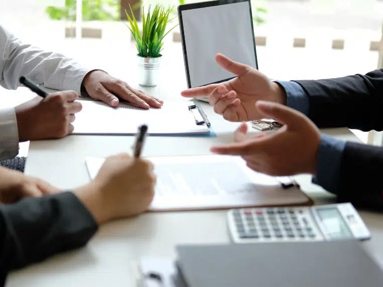 Adviesgesprek over software voor offertes met een consultant van Quootz